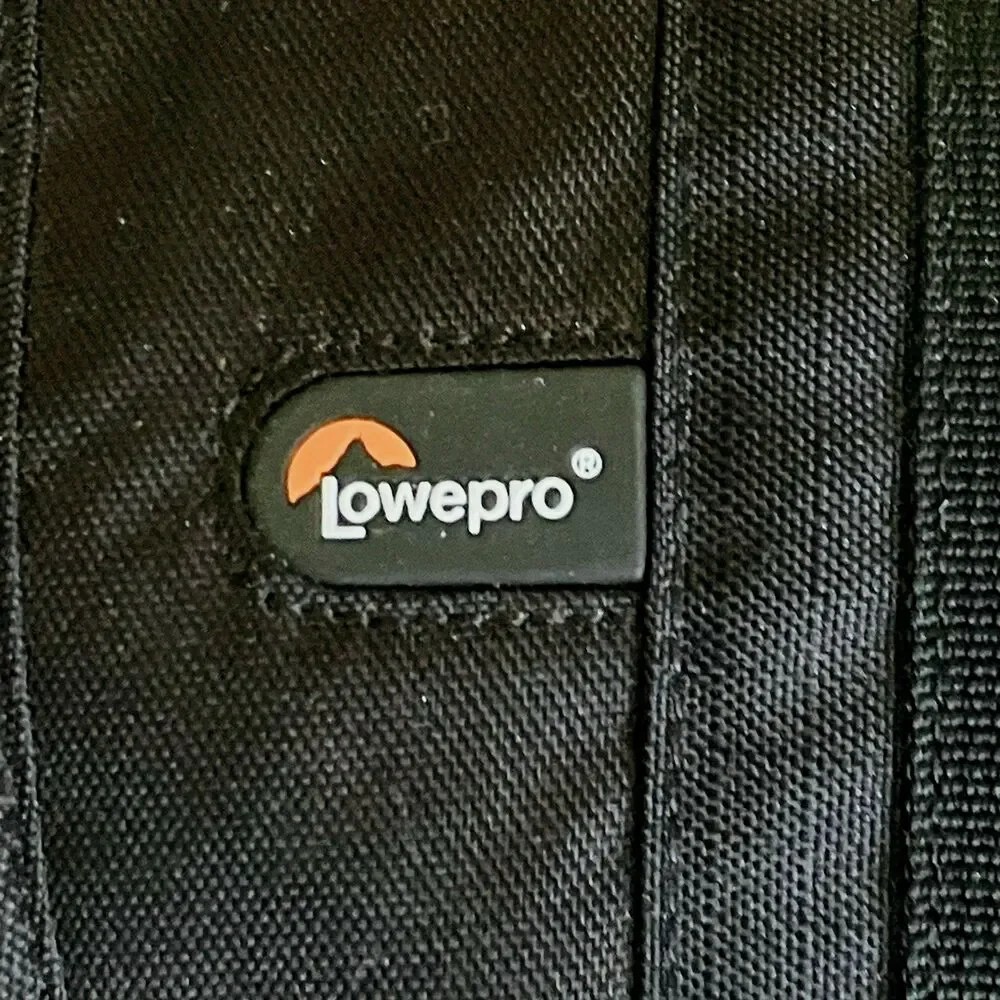 Lowepro Camera Case Adventura 140 Ripstop Small 8 x 8 in Black Padded Strap